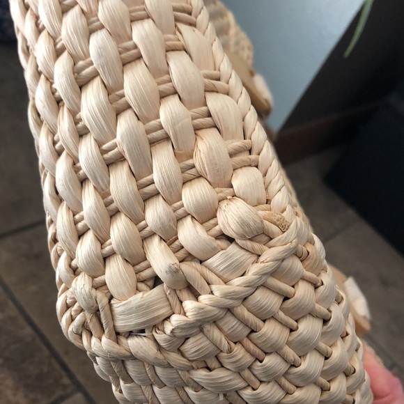 Vintage Rattan Bag with Needle Point Accent-Wood Handles-Zip Top-14x10x3 - Picture 10 of 17